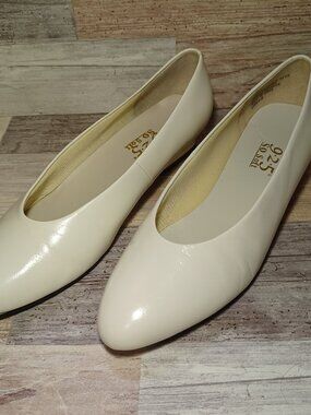 Vintage 9-2-5 White Leather So Soft Heels - Size 8